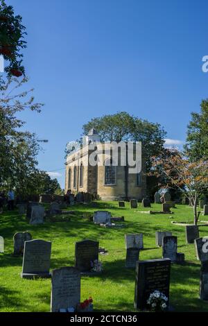 St. Peter und St. Paul's Kirche vom Friedhof Cherry Willingham September 2020 Stockfoto