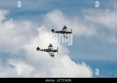 Ein Paar Spitfires im Flug am Duxford D-Day Airshow 2014 Stockfoto