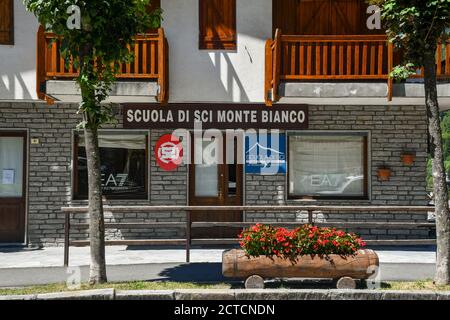 Außenansicht der historischen Mont Blanc Skischule, gegründet 1936, im Zentrum von Courmayeur, am Fuße des Mont Blanc Massivs, Aostatal, Italien Stockfoto