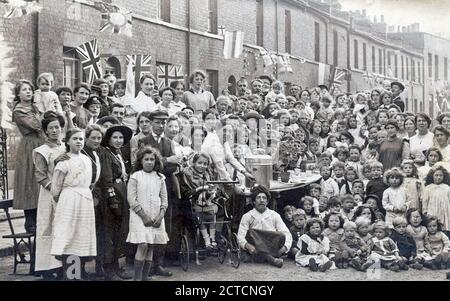 STREET PARTY in Acland Street, Limehouse, East London, (jetzt Acland Road), am 23. Juni 1911 zur Feier der Krönung von George V. Stockfoto