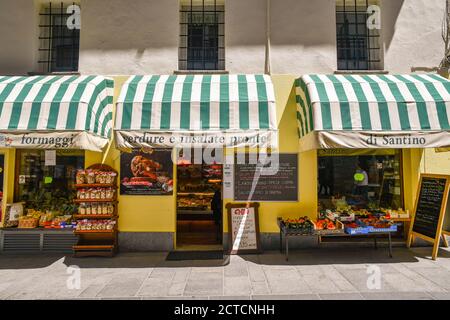 Außenansicht eines Lebensmittelladens, der typische Produkte mit Obst und Gemüse verkauft, auf dem Bürgersteig in der Alpenstadt, Courmayeur, Aosta, Italien Stockfoto