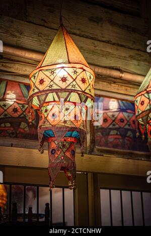 Laternen in der Straße in Tainan aufgehängt. Der Look gestaltet wie einige Muster in afrikanischen Stämmen. Stockfoto