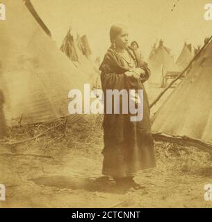 Porträt einer Sioux (Dakota) Frau namens Wenona unter einer Gruppe von Tipis., Indianer von Nordamerika, Minnesota Stockfoto