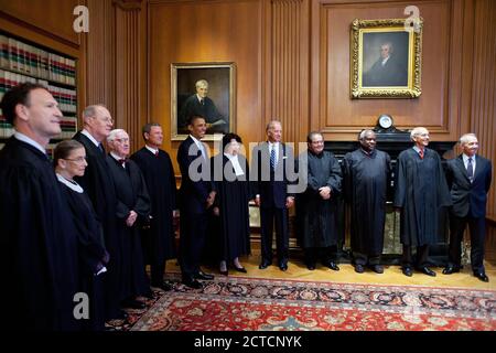 Präsident Barack Obama und Vizepräsident Joe Biden treffen sich vor der Investiturzeremonie für die Justizministerin Sonia Sotomayor am Obersten Gerichtshof in Washington, DC, am 8. September 2009 mit den Richtern des Obersten Gerichtshofs. Von links: Amtsrichter Samuel Alito, Ruth Bader Ginsburg, Anthony M. Kennedy, John Paul Stevens, Oberrichter John Roberts, Präsident Barack Obama, Associate Justice Sonia Sotomayor, Vice President Joe Biden, Associate Justices Antonin Scalia, Clarence Thomas, Stephen Breyer und pensionierter Associate Justice David Souter. Stockfoto