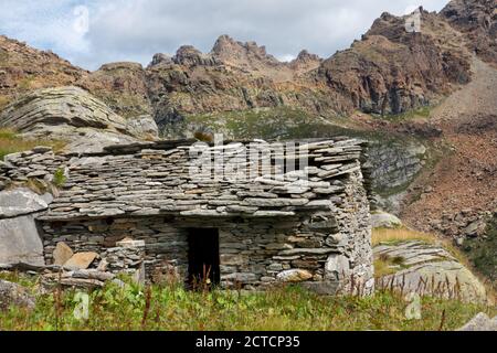 Traditionelles Bauernhaus aus Felsbrocken vor Ort, Wallis, Schweiz Stockfoto