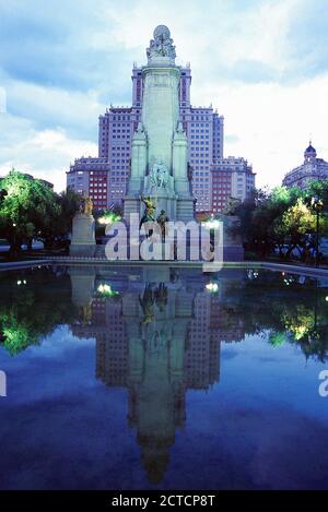 Cervantes Denkmal, Blick auf die Nacht. Plaza de España, Madrid, Spanien. Stockfoto