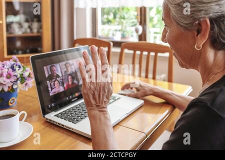 Antalya, TÜRKEI - 21. September 2020. Alte Frau mit Zoom Meeting Videokonferenz-Anruf mit seiner Familie über Computer. Zu Hause bleiben Zoom Meeting Co Stockfoto