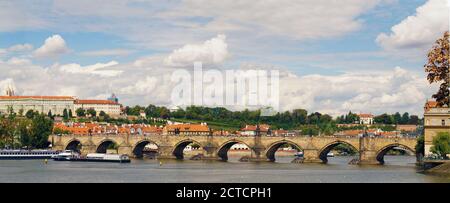 Prag. Panoramablick auf die Moldau, die berühmte Karlsbrücke und die Burg Hradčany. Stockfoto