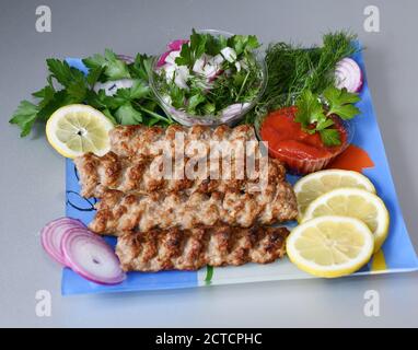 Lula Kebab in mediterraner Küche mit frischen Kräutern Stockfoto