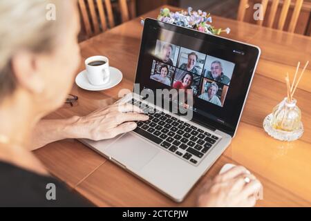 Antalya, TÜRKEI - 21. September 2020. Alte Frau mit Zoom Meeting Videokonferenz-Anruf mit seiner Familie über Computer. Zu Hause bleiben Zoom Meeting Co Stockfoto