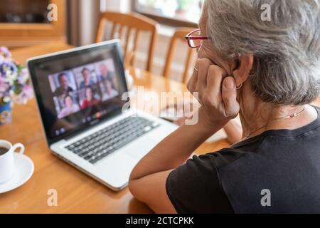Antalya, TÜRKEI - 21. September 2020. Alte Frau mit Zoom Meeting Videokonferenz-Anruf mit seiner Familie über Computer. Zu Hause bleiben Zoom Meeting Co Stockfoto