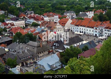 Ein Blick von der Spitze des Hauptplatzes der historischen Renaissance-Stadt Kazimierz Dolny in Polen. Stockfoto