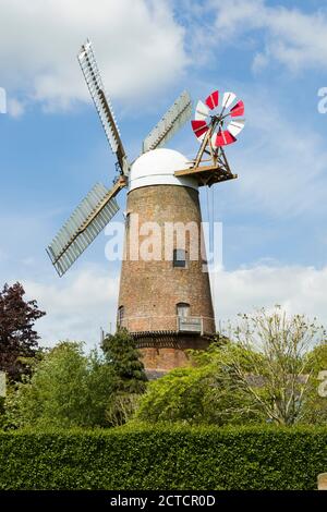 QUAINTON, Großbritannien - 15. Mai 2020. Quainton Windmill (aka Banner Mill), eine alte funktionierende Windmühle mit Segeln restauriert im Jahr 2018. Stockfoto