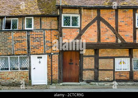 QUAINTON, Großbritannien - 15. Mai 2020. Reihe von alten Holzrahmen Hütten in einem Dorf in Buckinghamshire, Großbritannien Stockfoto