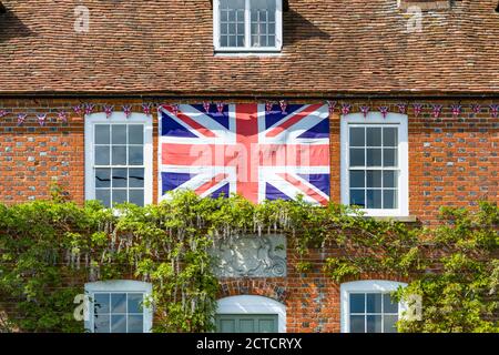 QUAINTON, Großbritannien - 15. Mai 2020. British Union Jack Flag vor einem Haus in Buckinghamshire, Großbritannien Stockfoto