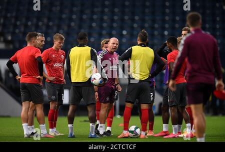 Brentford Assistent Cheftrainer Brian Riemer (Mitte) führt das Warm-up vor dem Carabao Cup dritten Runde Spiel auf den Hawthorns, West Bromwich. Stockfoto