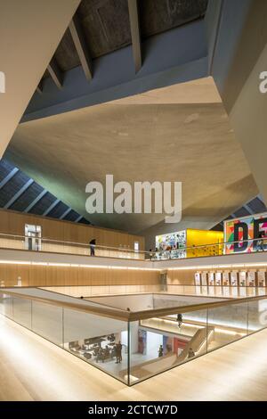 The Design Museum, London, Großbritannien, Innenraum mit Dachbalken, schrägen Oberflächen und zentralem Atrium Stockfoto