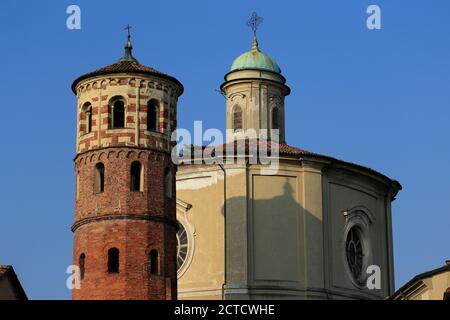 Torre Rossa (roter Turm) und Chiesa Santa Caterina (St. Katharinenkirche) in Asti, Piemonte, Italien. Stockfoto