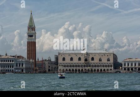 Dogenpalast, San Marco's Campanile und andere lokale Volkshäuser an der Wasserfront. Aufnahme aus der Lagune von Venedig. Stockfoto