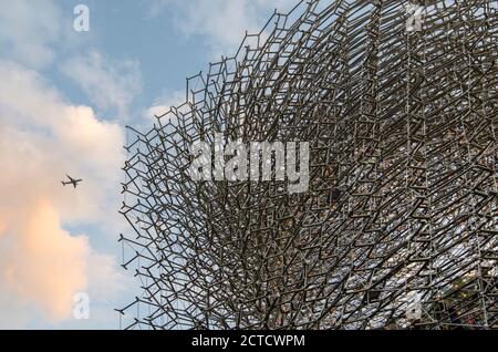 The Hive, eine hoch aufragende Maschenstruktur in Kew Gardens, die einen echten Bienenstock darstellt, einen ineinandergreifenden Rahmen. Stockfoto