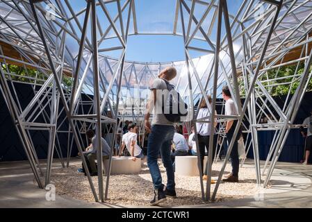 Der 2017 Serpentine Pavillon, eine temporäre Struktur aus Holz, in dunkelblauen und natürlichen Farben, organische Formen mit zentralen Innenhof. Stockfoto