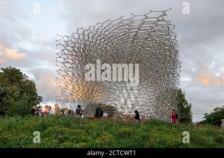 The Hive, eine hoch aufragende Maschenstruktur in Kew Gardens, die einen echten Bienenstock darstellt, einen ineinandergreifenden Rahmen. Stockfoto