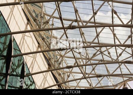 Nicht erkennbares Fragment der modularen strukturellen Glasdecke gegen Himmel. Stockfoto