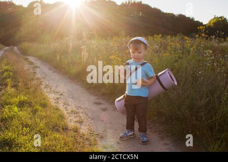 Ein kleiner Junge geht auf die Suche nach Abenteuer. Stockfoto