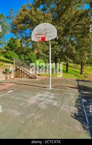 Alte verlassene Basketballplatz im Kenlake State Resort Park, Kentucky. Stockfoto
