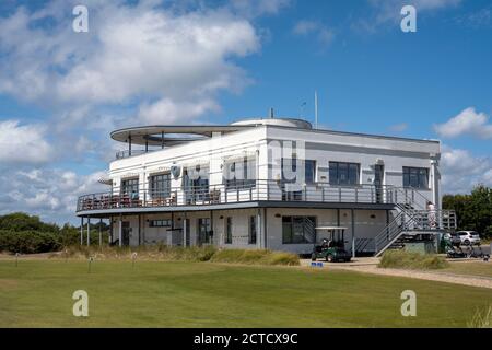 Hayling Island Golf Club, Links Lane, Hayling Island, Hampshire, England, UK - Blick auf das Art Deco Clubhaus. Stockfoto