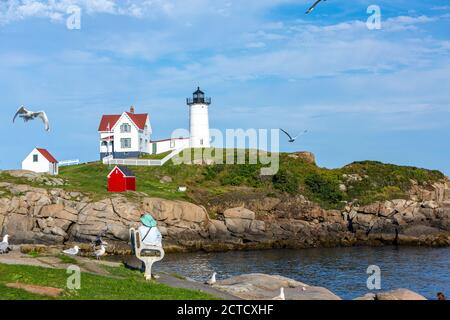 Frau in einer Bank suchen Cape Neddick Light, Nubble Island, Cape Neddick, York, Maine, USA Stockfoto