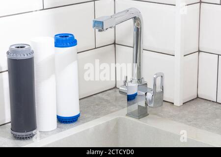 Wasserfilter austauschen. Ökologie. Sauberes Wasser. Stockfoto