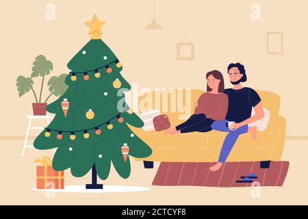 Happy Christmas Eve Zeit Vektor-Illustration. Cartoon Wohnung paar Menschen sitzen und umarmt auf gemütlichen Sofa neben mit Girlande Kugeln Weihnachtsbaum im Wohnzimmer Innenhintergrund dekoriert Stock Vektor