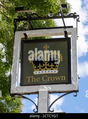 Traditionelles hängendes Pub-Schild am Crown Public House, Newbury Road, Kingsclere, Hampshire, England, Großbritannien Stockfoto