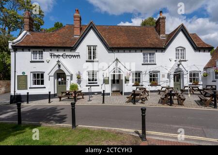 The Crown Public House, Newbury Road, Kingsclere, Hampshire, England, Großbritannien Stockfoto