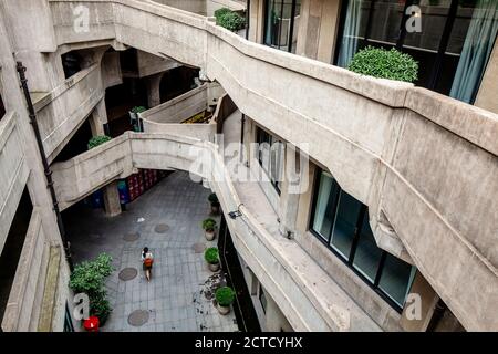 1933, Old Millfunis, ein Komplex von Restaurants und Geschäften in einem ehemaligen Schlachthof im Hongkou Bezirk von Shanghai, China. Stockfoto