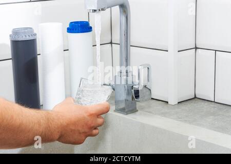 Wasserfilter austauschen. Ökologie. Sauberes Wasser. Stockfoto