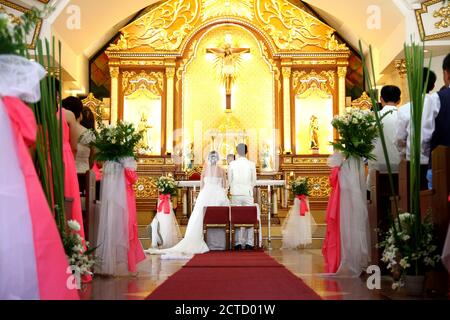 Schöne Hochzeit Paar genießt Hochzeit in der Kirche Stockfoto