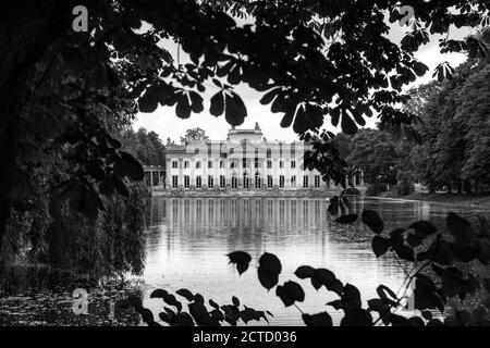 Lazienki Palast, auch bekannt als Palast auf dem Wasser, Warschau, Polen. Stockfoto