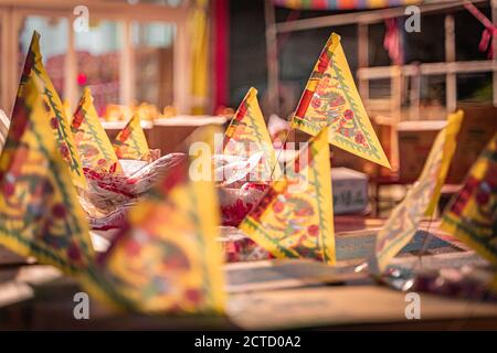 Banner über Angebote im Ghost Month of Hungry Ghost Festival in Taiwan. Stockfoto