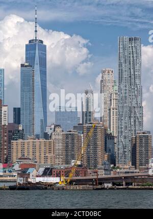 Blick vom Hudson River auf das One World Trade Center und 8 Spruce Street (Beekman Tower) New York, USA. Stockfoto