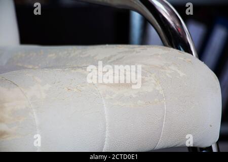 Alter schäbiger Stuhl, Möbelbindungen, alte Möbel. Nahaufnahme. Stockfoto