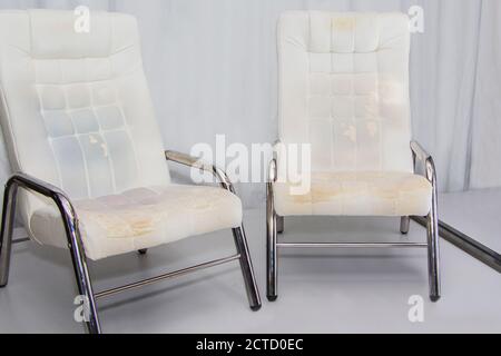 Alte schäbige Stühle, Möbel binden, alte Möbel. Stockfoto