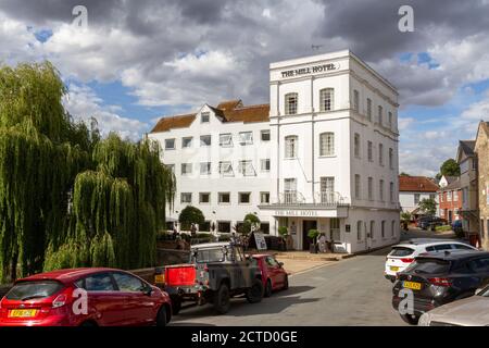 The Mill Hotel, am Ufer des Flusses Stour in Sudbury, einer Marktstadt in Suffolk, Großbritannien. Stockfoto