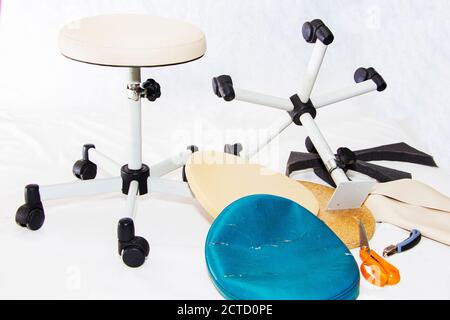 Der alte abgenutzte Stuhl wurde restauriert. Arbeitsprozess der Umreifungsstühle. Stockfoto