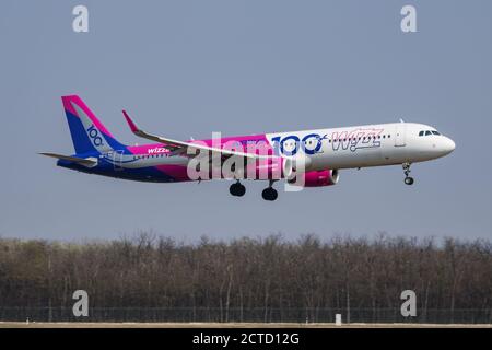 Budapest / Ungarn - 8. April 2019: Wizz Air Sonderaufkleber Airbus A321 HA-LTD Passagierflugzeug Ankunft und Landung am Flughafen Budapest Stockfoto