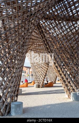 2018 Biennale Venedig Architektur kuratiert von Yvonne Farrell und Shelley McNamara. Bamboo Stalactite von VTN Architects. Stockfoto