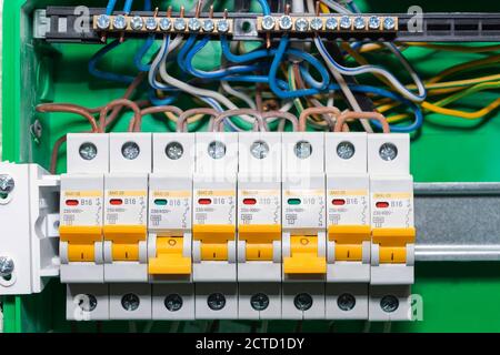 Automatische Überlastschutzvorrichtungen im Stromversorgungsnetz. Leistungsschalter oder Sicherungen sind eine elektrische Sicherheitsvorrichtung. Stockfoto