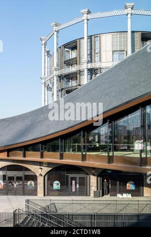 Coal Drops Yard by Heatherwick Studio ist ein Einzelhandelsviertel in London King's Cross, Großbritannien. Es wurde 2018 fertiggestellt und ist ein adaptives Wiederverwertungsprojekt ehemaliger Kohlelager. Wilkinson Eyre's Gasholders im Hintergrund. Stockfoto