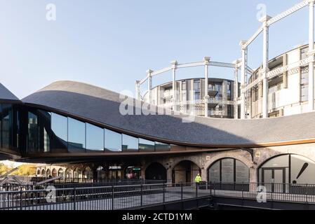 Coal Drops Yard by Heatherwick Studio ist ein Einzelhandelsviertel in London King's Cross, Großbritannien. Es wurde 2018 fertiggestellt und ist ein adaptives Wiederverwertungsprojekt ehemaliger Kohlelager. Wilkinson Eyre's Gasholders im Hintergrund. Stockfoto